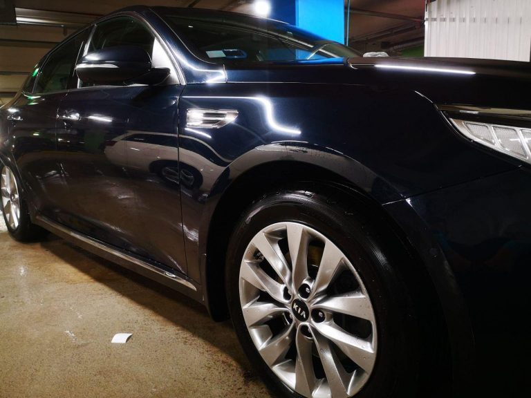 Autopesu Toukolasta ja huolellinen käsinpesu tummalle autolle